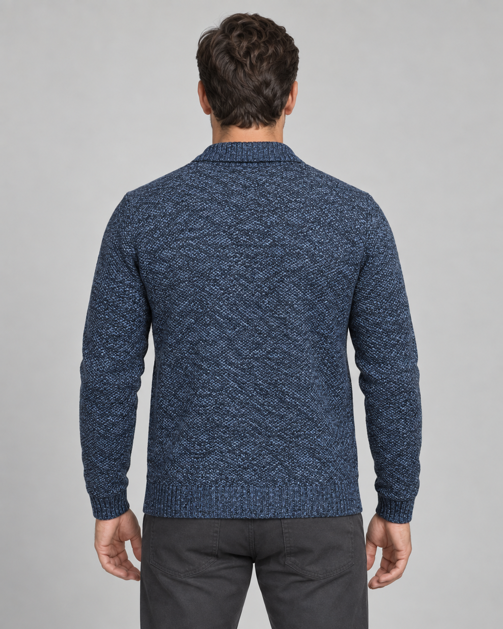 Homme de dos portant un cardigan bleu chiné, cadrage centré sur le dos.