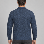 Homme de dos portant un cardigan bleu chiné, cadrage centré sur le dos.