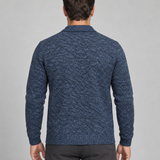 Homme de dos portant un cardigan bleu chiné, cadrage centré sur le dos.