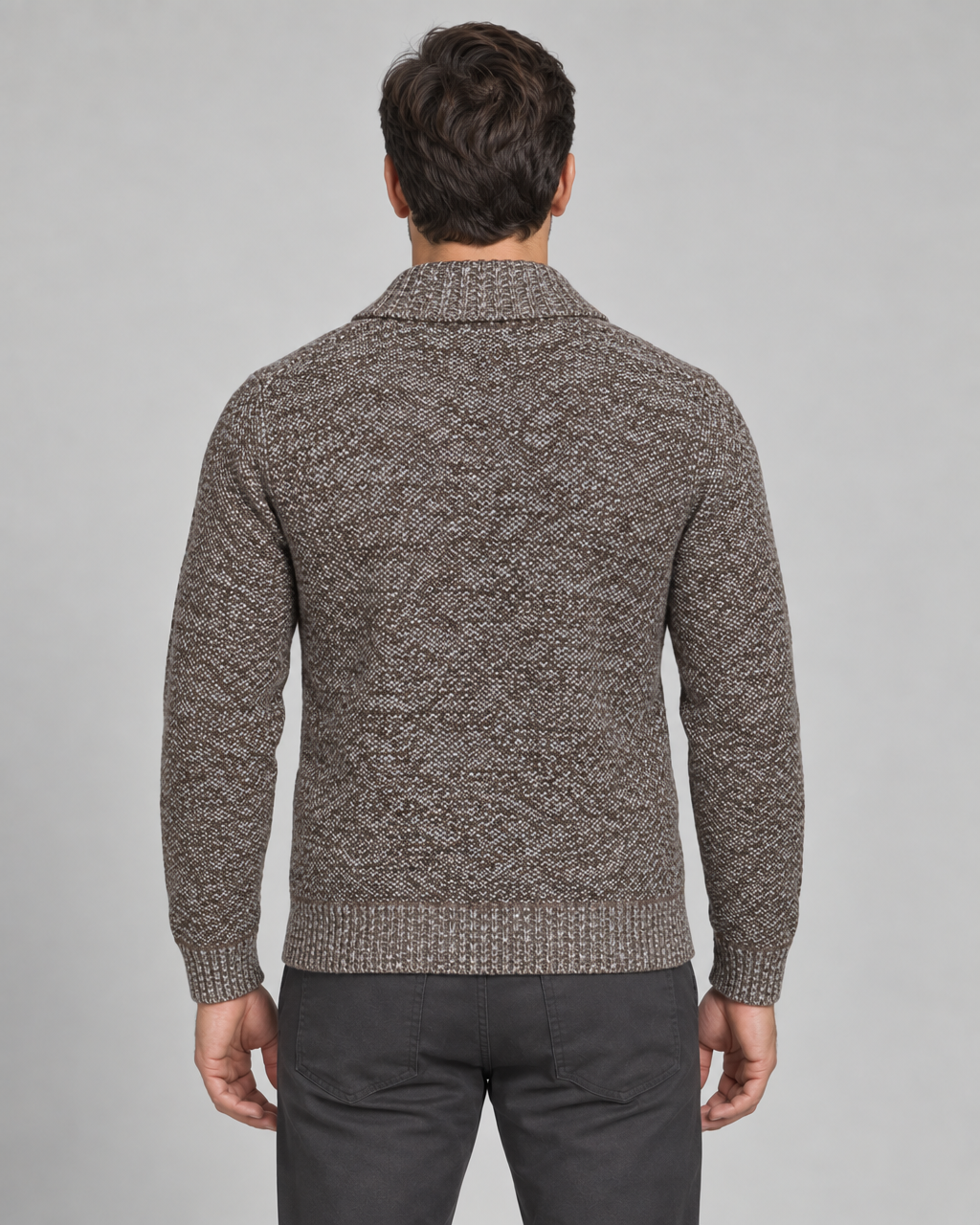 Cardigan marron café chiné à col châle et manches longues, présenté de dos en cadrage rapproché.