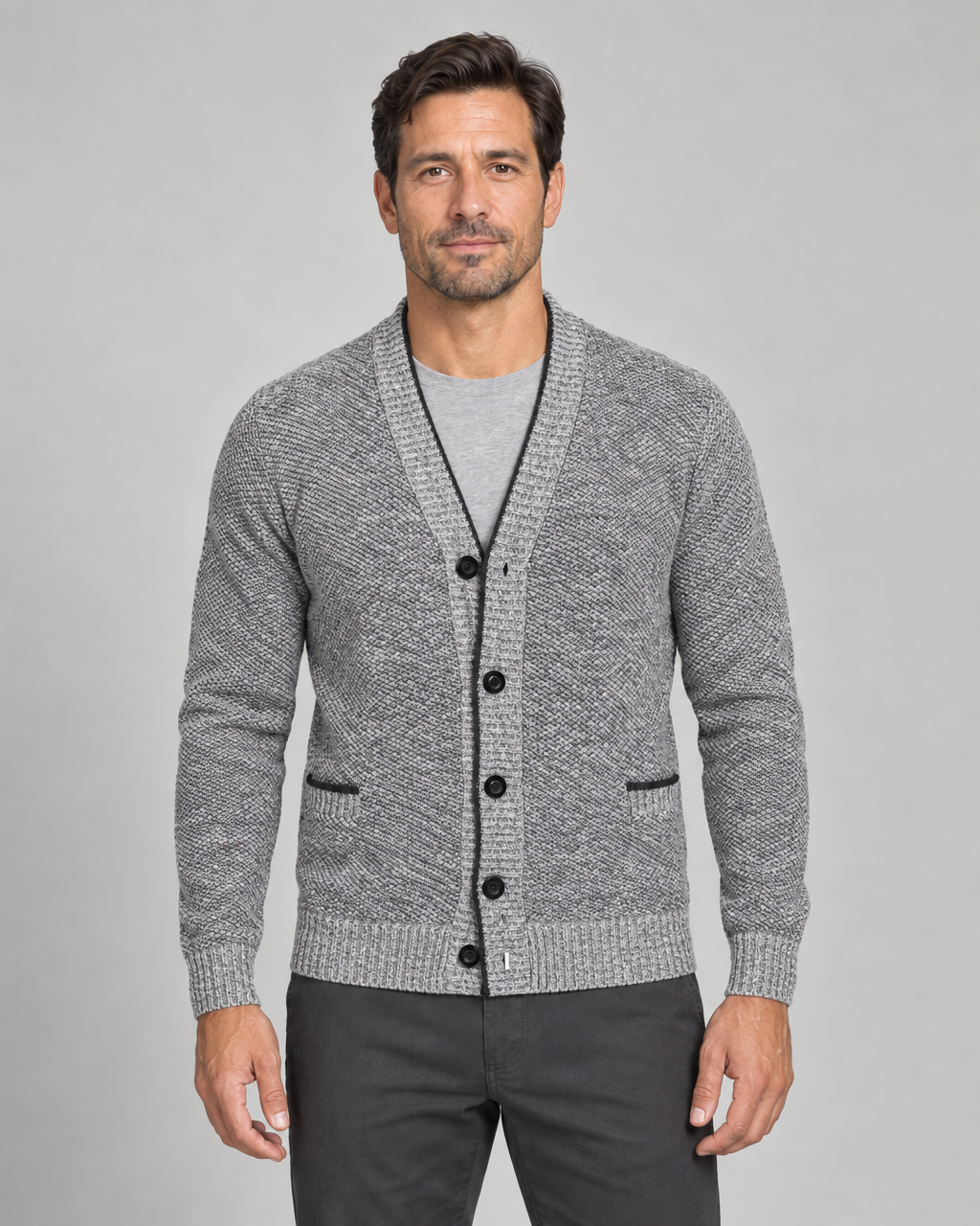 Gilet gris clair chiné à col châle et boutons noirs, porté par un homme, vue de face cadrée