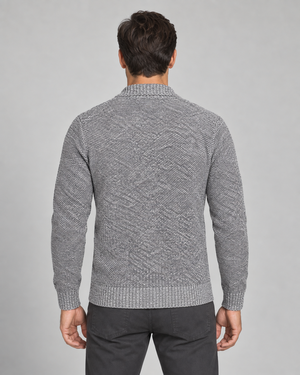 Vue de dos d’un cardigan homme gris clair chiné, avec col, poignets et ourlet côtelés.