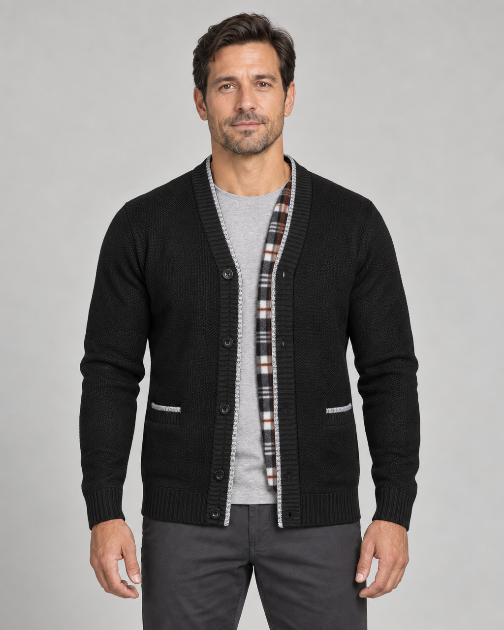 Gilet noir boutonné pour homme, vue de face cadrée, avec liserés gris, intérieur à carreaux et deux poches