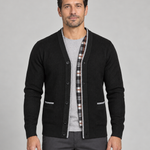 Gilet noir boutonné pour homme, vue de face cadrée, avec liserés gris, intérieur à carreaux et deux poches