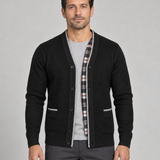 Gilet noir boutonné pour homme, vue de face cadrée, avec liserés gris, intérieur à carreaux et deux poches