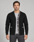 Gilet noir boutonné pour homme, vue de face cadrée, avec liserés gris, intérieur à carreaux et deux poches