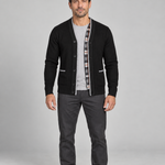 Homme en pied portant un cardigan noir boutonné, ouvert sur un T-shirt gris, vue de face.