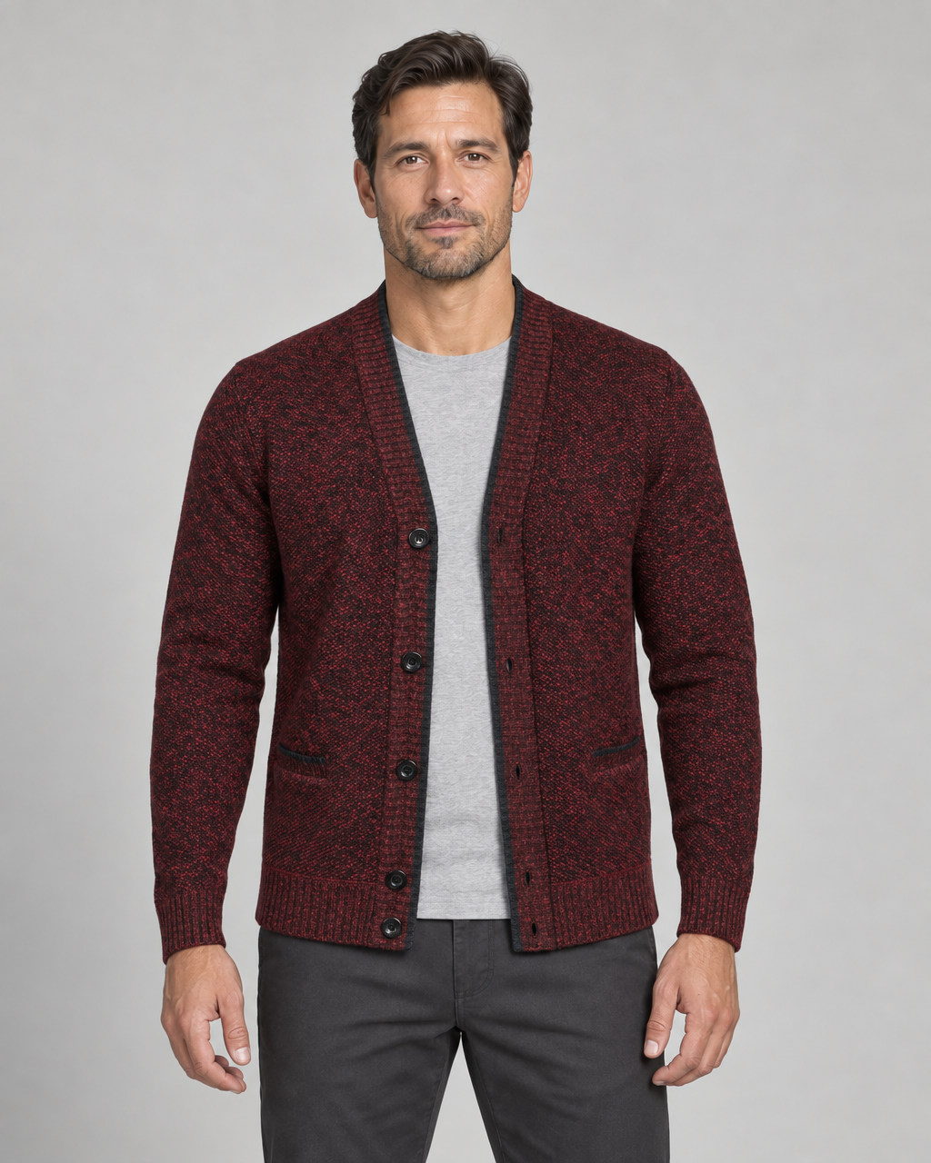 Homme portant un cardigan rouge chiné de noir, ouvert, avec boutons noirs et deux poches, vue de face à mi-cuisses.