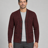 Homme portant un cardigan rouge chiné de noir, ouvert, avec boutons noirs et deux poches, vue de face à mi-cuisses.