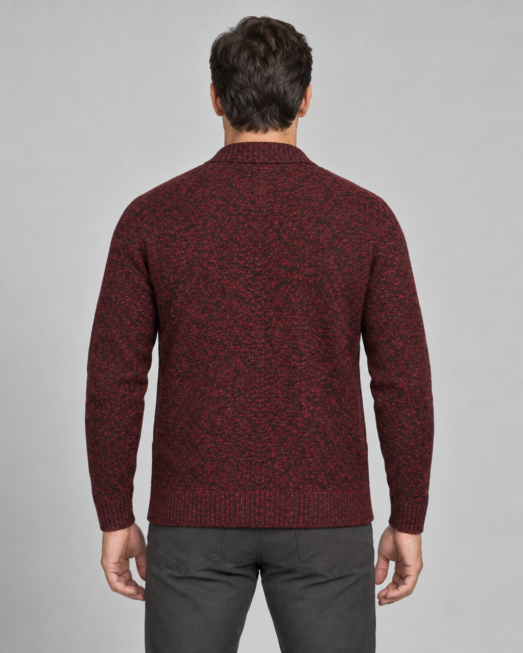 Vue de dos d’un homme portant un cardigan rouge chiné à manches longues avec finitions côtelées.