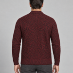 Vue de dos d’un homme portant un cardigan rouge chiné à manches longues avec finitions côtelées.