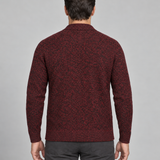 Vue de dos d’un homme portant un cardigan rouge chiné à manches longues avec finitions côtelées.