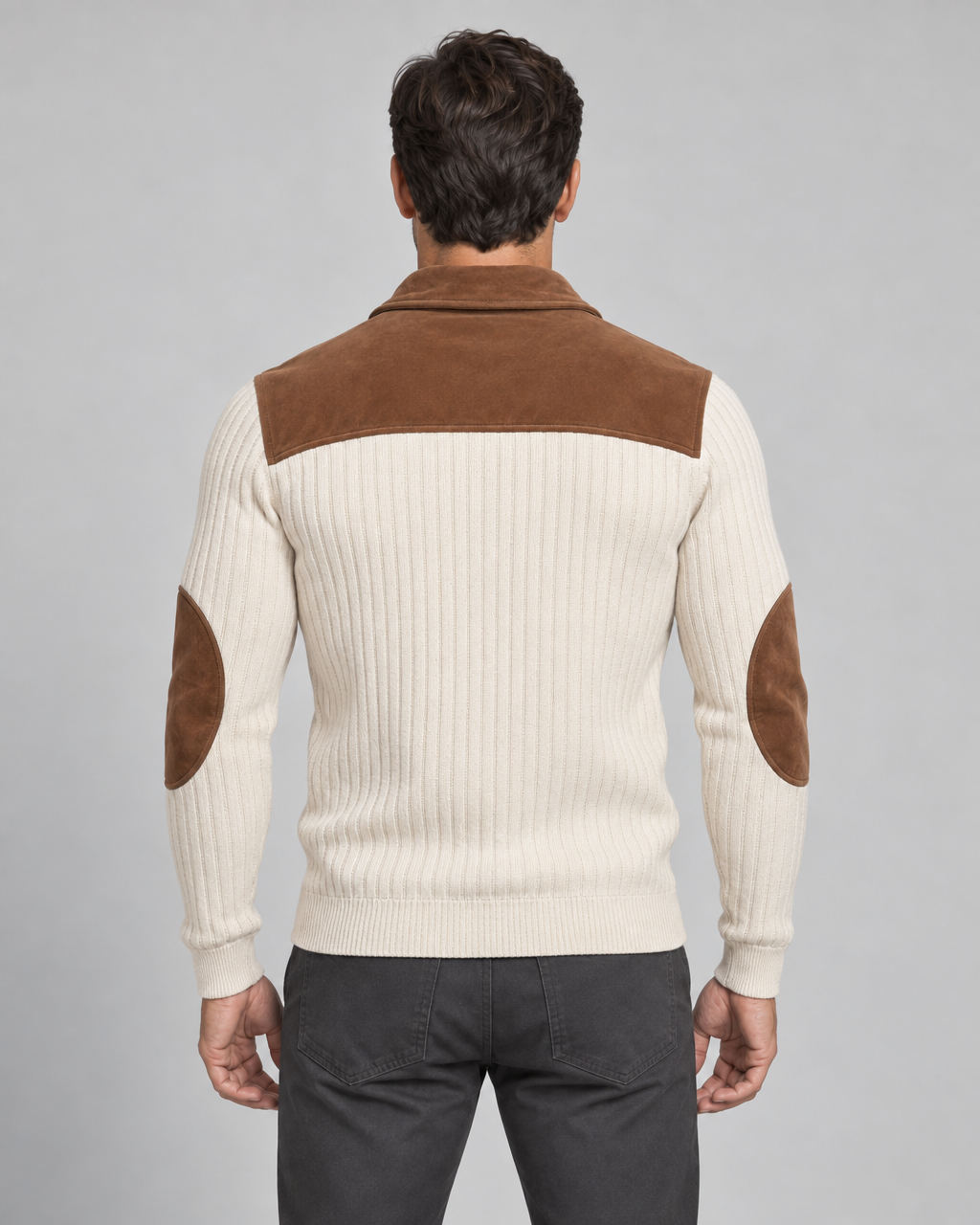 Concept de dos recadré d’un pull beige côtelé, avec col, empiècement d’épaules et coudières marron.