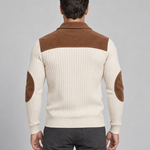 Concept de dos recadré d’un pull beige côtelé, avec col, empiècement d’épaules et coudières marron.