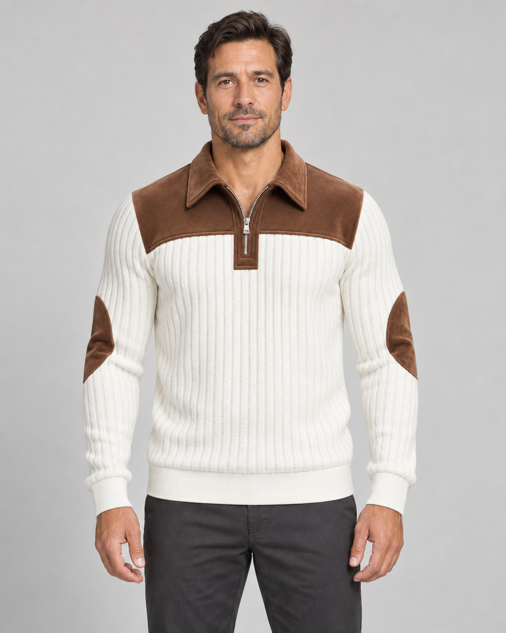 Vue de face d’un pull blanc côtelé à col zippé, avec empiècement et coudières marron.