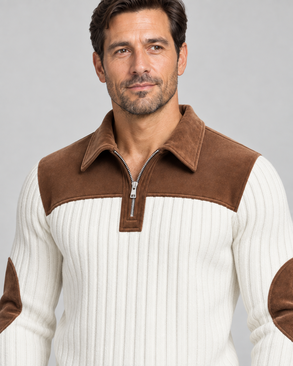 Gros plan sur un pull homme blanc côtelé, col zippé et empiècements marron aux épaules et aux coudes