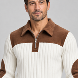 Gros plan sur un pull homme blanc côtelé, col zippé et empiècements marron aux épaules et aux coudes