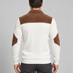 Pull blanc côtelé vu de dos, avec empiècement marron aux épaules et renforts marron aux coudes.