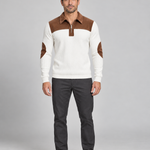 Homme de face en pied portant un pull blanc côtelé à col zippé, empiècement et coudières marron.