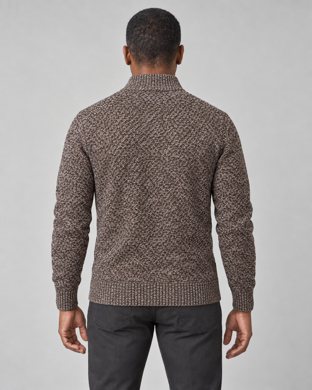 Vue de dos d’un pull homme café chiné à col montant, avec poignets et ourlet côtelés