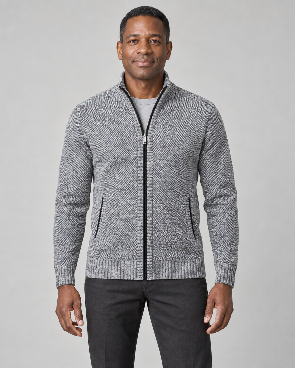 Gilet homme gris clair zippé, à col montant et poches latérales, vu de face en cadrage rapproché.