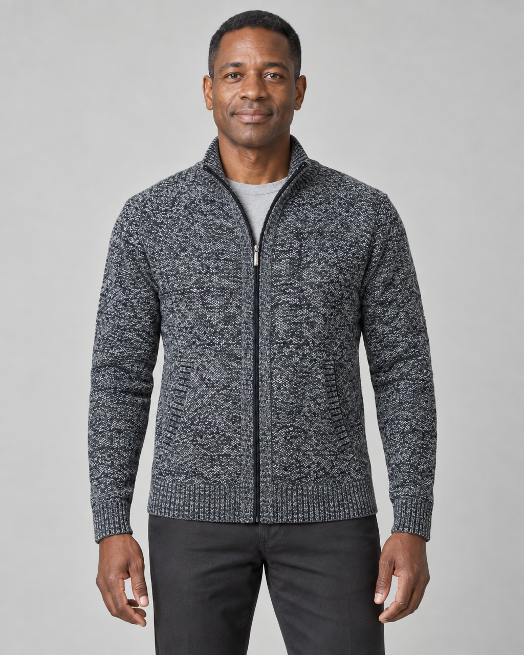 Pull zippé gris foncé chiné à col montant, porté par un homme, vue de face cadrée.