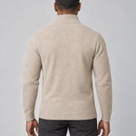 Vue de dos recadrée d’un homme portant un pull beige texturé à col montant et manches longues.