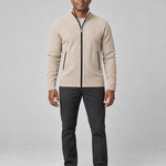 Homme de face en pied portant un gilet zippé beige à col montant et un pantalon noir.