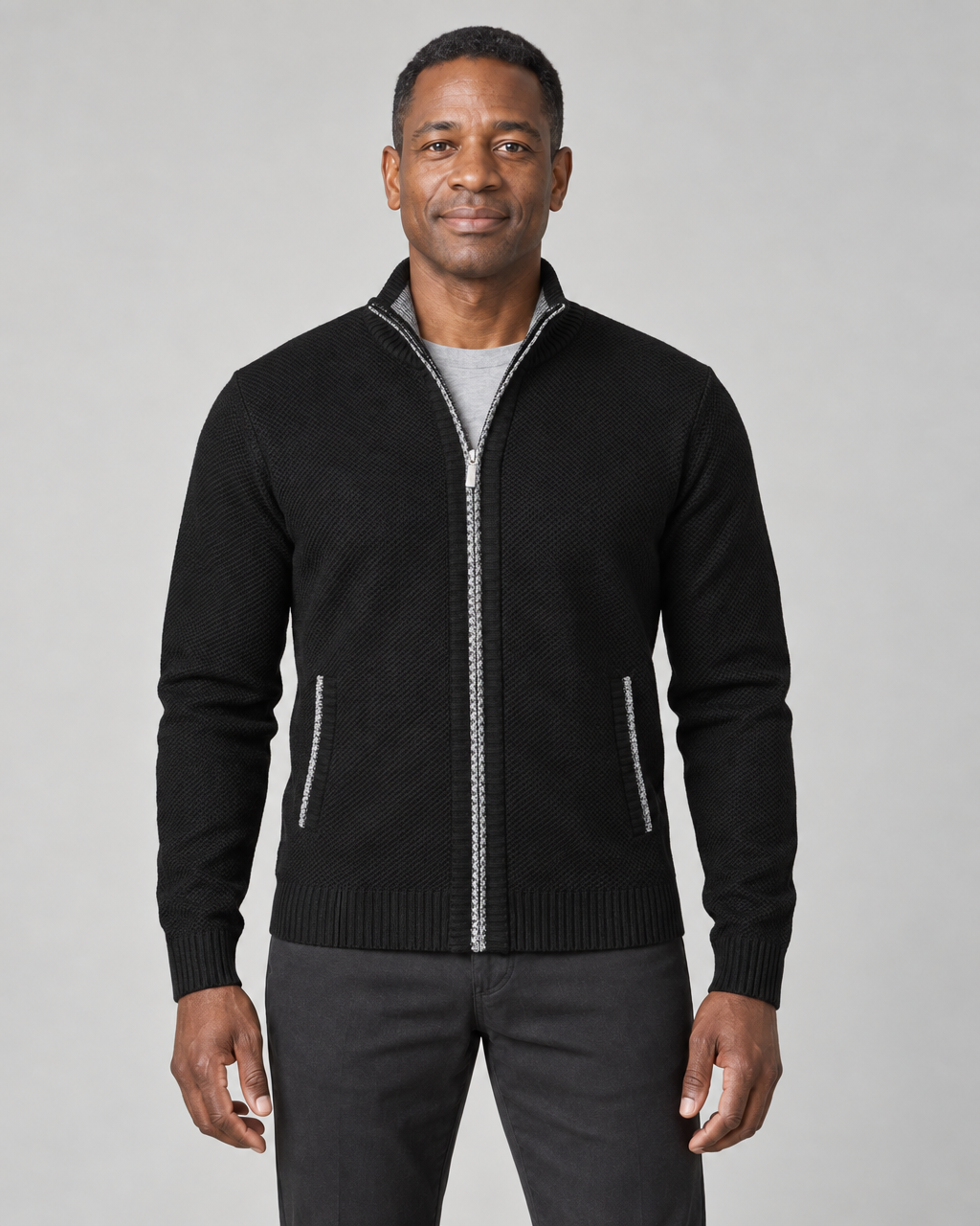 Gilet noir zippé à col montant et bordures contrastantes, vue de face cadrée