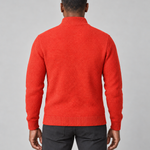 Vue de dos recadrée d’un homme portant un pull orange vif à col montant et manches longues.