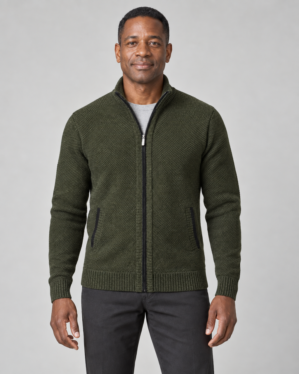 Gilet zippé vert foncé pour homme, à col montant et deux poches, vue de face.