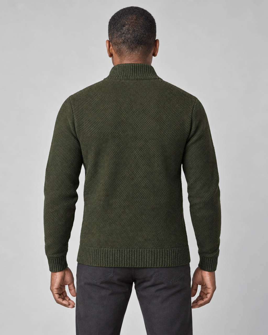 Vue de dos d’un homme portant un pull vert foncé texturé à col montant et manches longues.