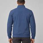Dos d’une veste bleue portée, avec col montant, poignets et ourlet côtelés.