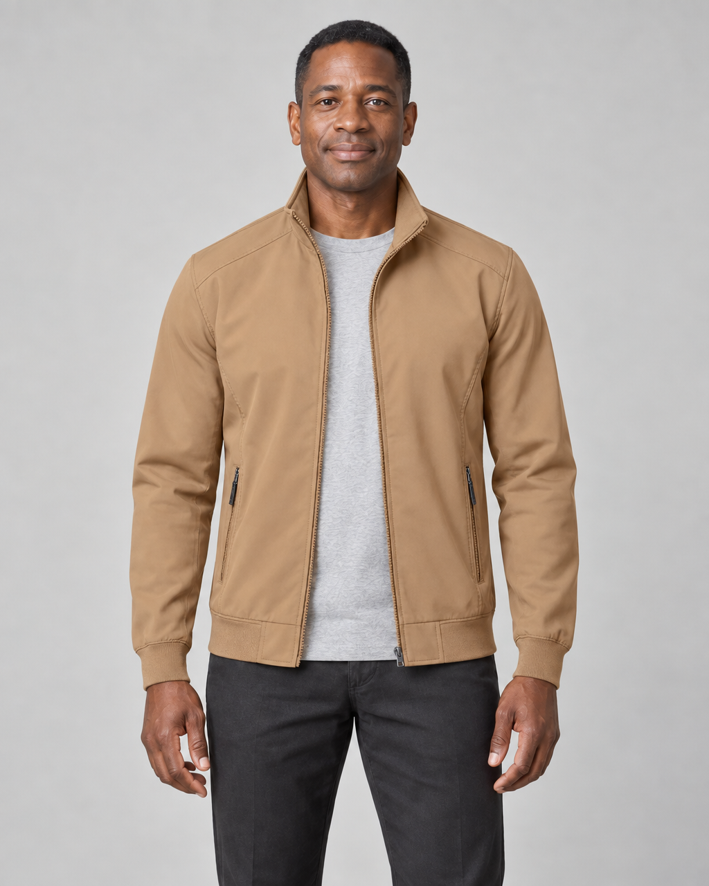 Veste kaki clair pour homme, ouverte, vue de face, avec col montant et deux poches zippées.