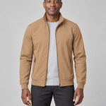 Veste kaki clair pour homme, ouverte, vue de face, avec col montant et deux poches zippées.