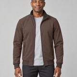 Veste marron portée ouverte, avec col montant et poches zippées, vue de face cadrée à mi-cuisses