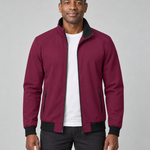 Homme portant une veste rouge foncé ouverte, vue de face cadrée, avec col montant et poches zippées