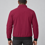 Veste rouge foncé portée de dos, avec col montant et finitions noires aux poignets et à la taille