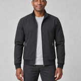 Homme portant une veste noire ouverte, vue de face, avec col montant et poches zippées.