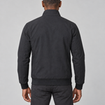Homme de dos portant une veste noire à col montant, avec poignets et taille côtelés.