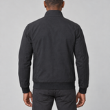 Homme de dos portant une veste noire à col montant, avec poignets et taille côtelés.