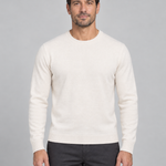 Homme portant un pull beige clair à col rond et manches longues, vue de face cadrée