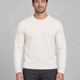 Homme portant un pull beige clair à col rond et manches longues, vue de face cadrée