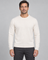 Homme portant un pull beige clair à col rond et manches longues, vue de face cadrée