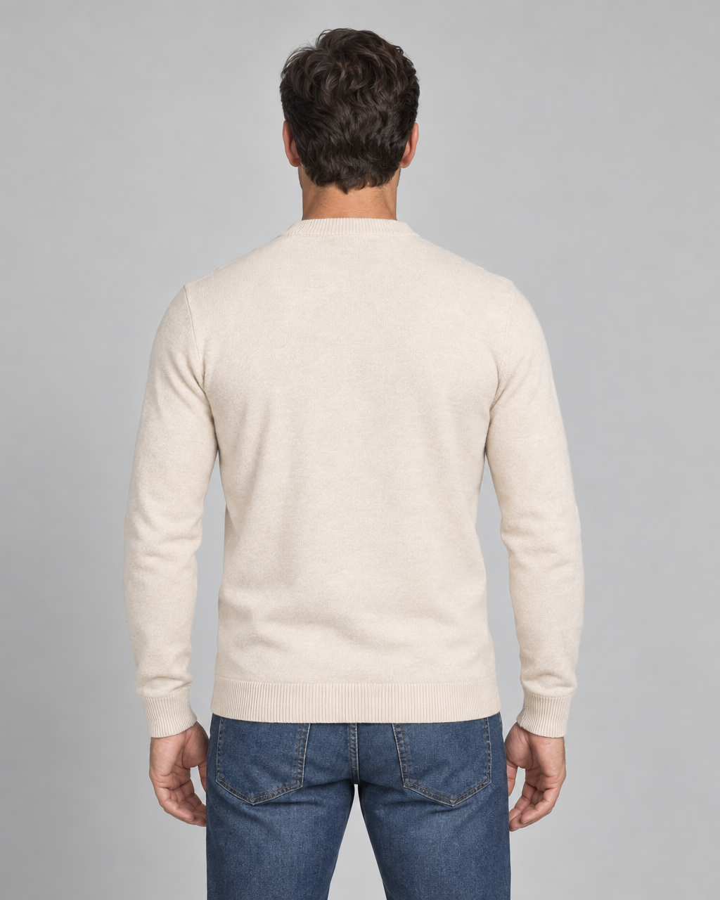 Homme de dos portant un pull beige à col rond et manches longues, vue cadrée du dos.