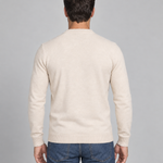 Homme de dos portant un pull beige à col rond et manches longues, vue cadrée du dos.