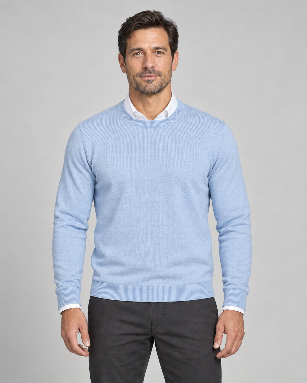 Pull bleu clair à col rond et manches longues, vue de face cadrée sur un homme