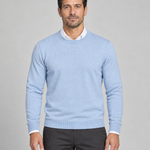 Pull bleu clair à col rond et manches longues, vue de face cadrée sur un homme