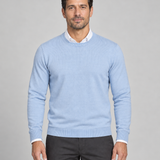 Pull bleu clair à col rond et manches longues, vue de face cadrée sur un homme