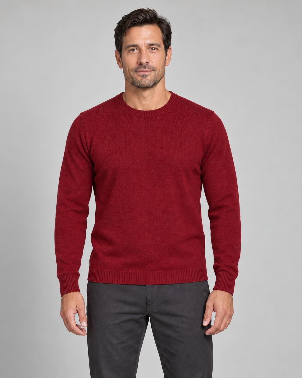 Homme portant un pull rouge à col rond et manches longues, vue de face cadrée